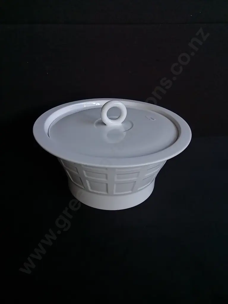 BERNARDAUD PORCELAIN SOUP TUREEN, W 29.5 CM Image 1++