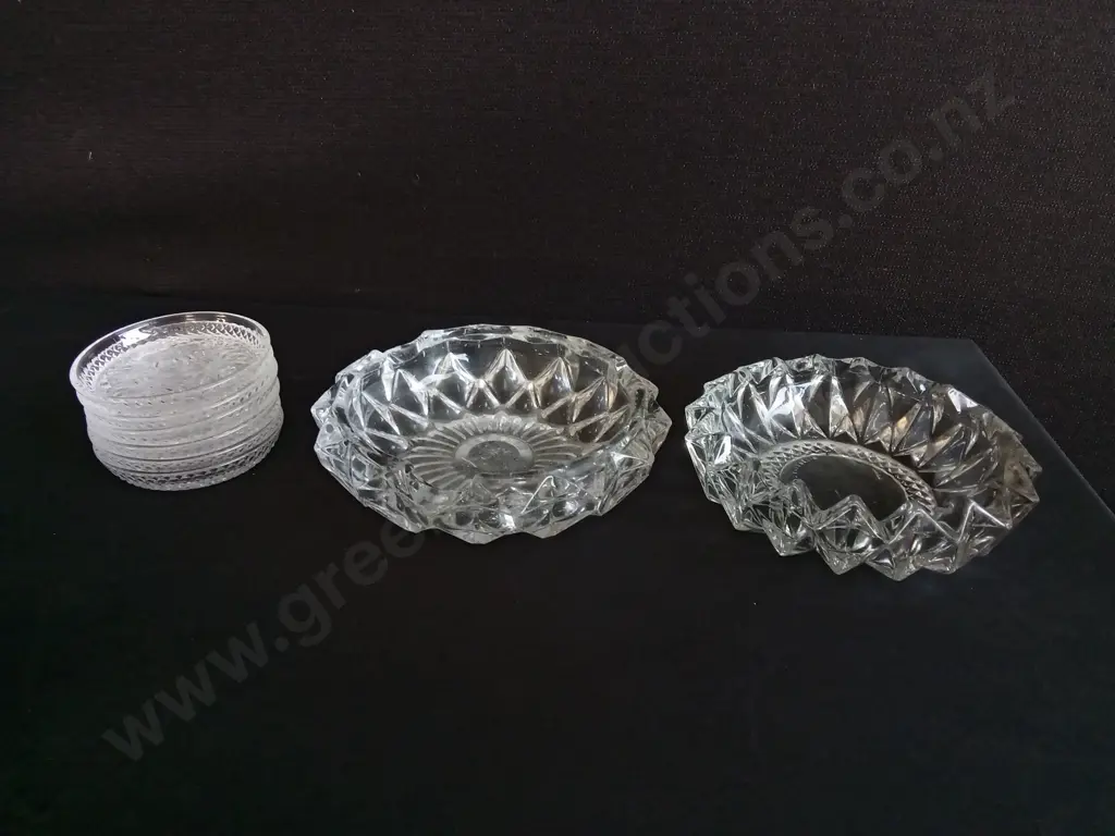 VINTAGE GLASS COASTERS AND PAIR OF CUT GLASS ASHTRAYS, LARGEST W 17.5 CM Image 1++