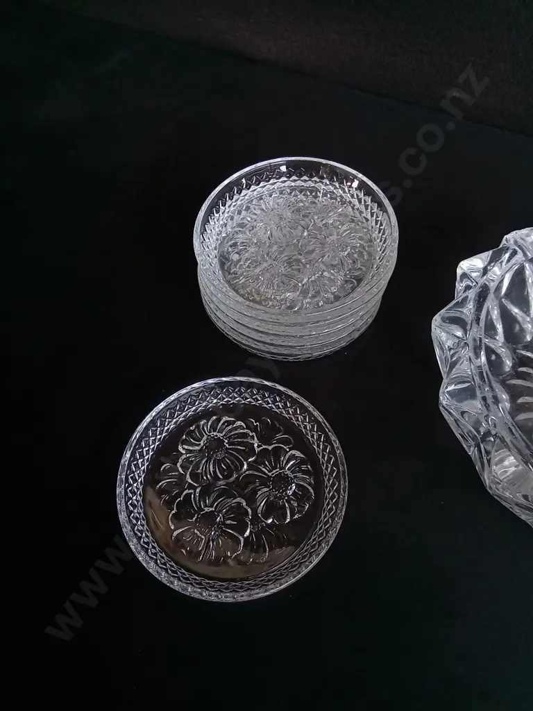 VINTAGE GLASS COASTERS AND PAIR OF CUT GLASS ASHTRAYS, LARGEST W 17.5 CM Image 1++