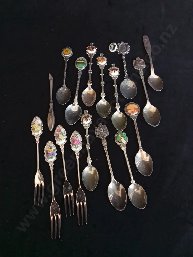 ASSORTED SOUVENIR CUTLERY Image 1++