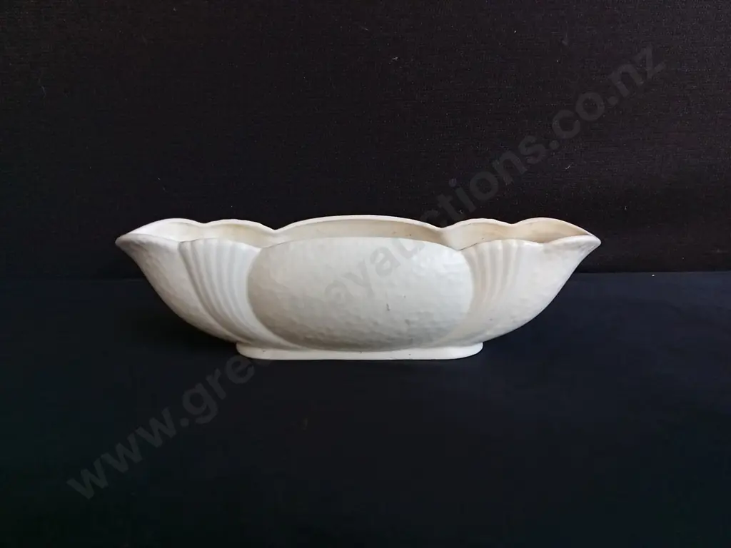 5 PIECES VINTAGE CROWN LYNN WHITE POTTERY PIECES, MADE IN NZ, TALLEST H 23.5 CM Image 1++