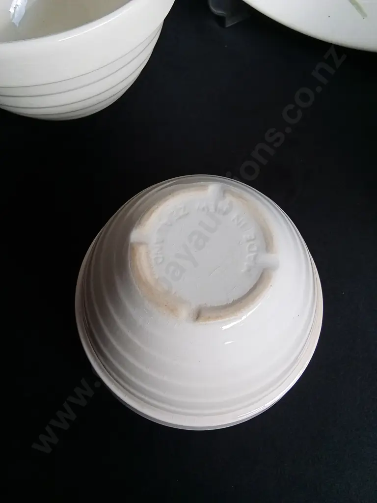 5 PIECES VINTAGE CROWN LYNN MADE IN NEW ZEALAND BOWLS AND PLATE, PLATES W 30.5 CM Image 1++