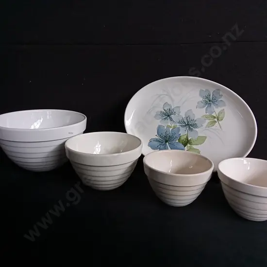 5 PIECES VINTAGE CROWN LYNN MADE IN NEW ZEALAND BOWLS AND PLATE, PLATES W 30.5 CM