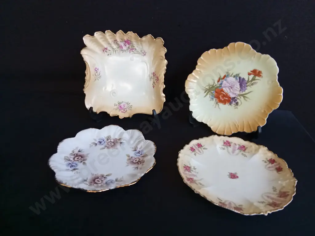 4 PIECES VINTAGE SCALLOPED EDGE PLATES Image 1++