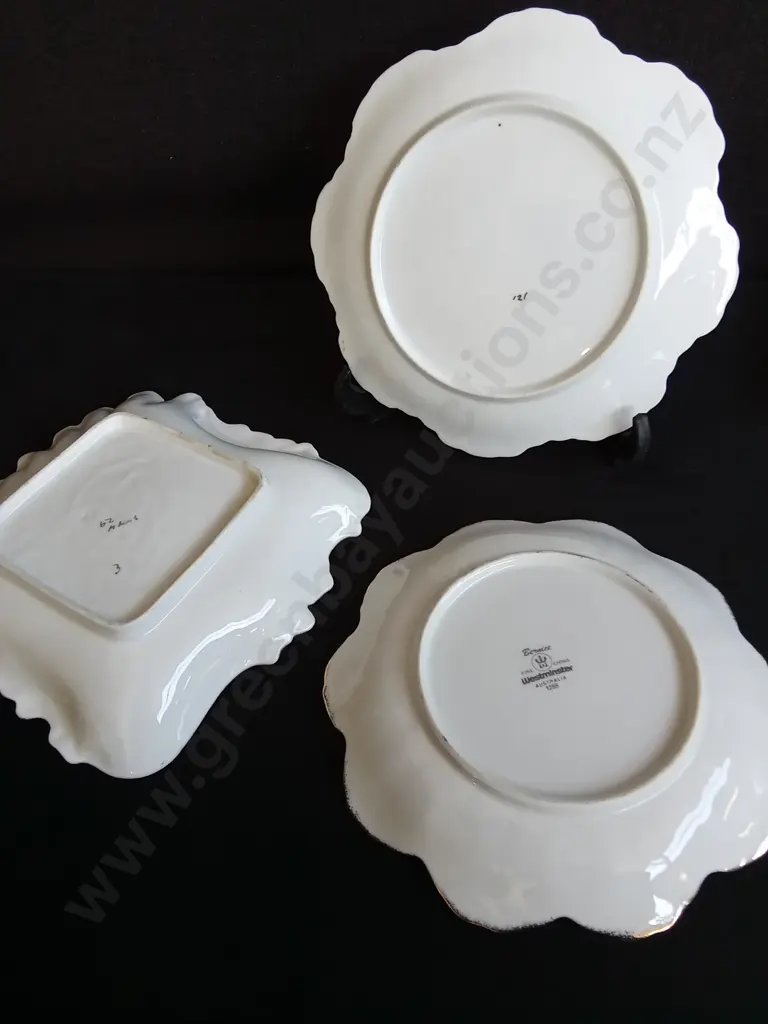 4 PIECES VINTAGE SCALLOPED EDGE PLATES Image 1++