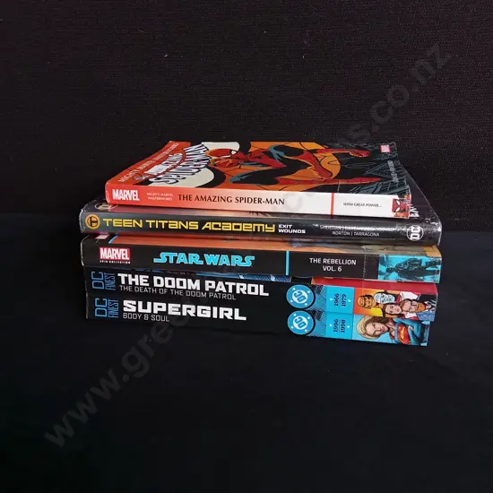 5 COMIC BOOK PAPERBACKS, MARVEL AND DC