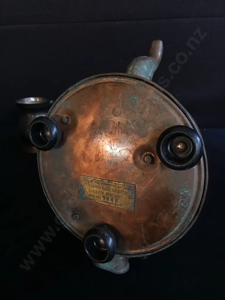 VINTAGE BRASS AND COPPER BARREL MUGS AND KETTLE, 6 PIECES, TALLEST H 27 CM, KETTLE HANDLE DAMAGED Image 1++