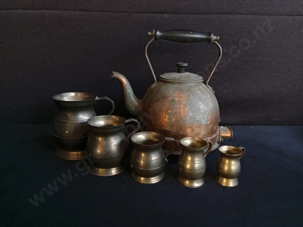 VINTAGE BRASS AND COPPER BARREL MUGS AND KETTLE, 6 PIECES, TALLEST H 27 CM, KETTLE HANDLE DAMAGED Image 1++