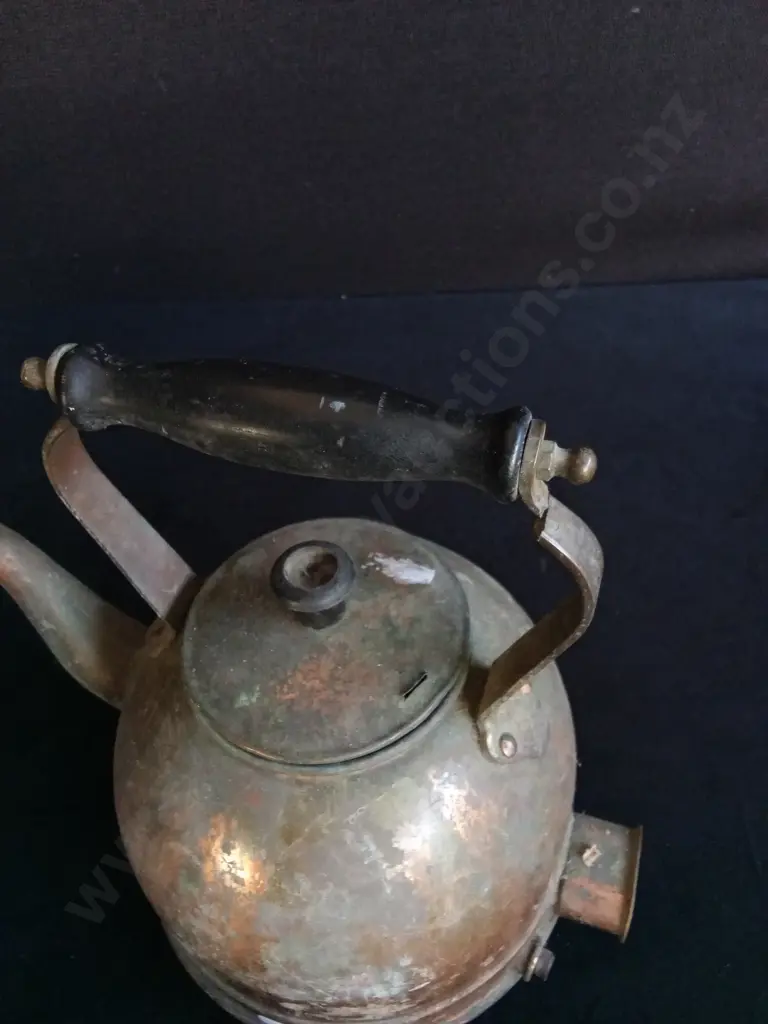 VINTAGE BRASS AND COPPER BARREL MUGS AND KETTLE, 6 PIECES, TALLEST H 27 CM, KETTLE HANDLE DAMAGED Image 1++