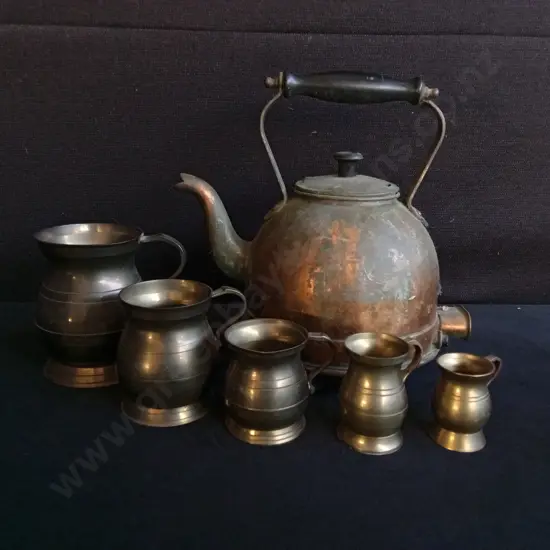 VINTAGE BRASS AND COPPER BARREL MUGS AND KETTLE, 6 PIECES, TALLEST H 27 CM, KETTLE HANDLE DAMAGED