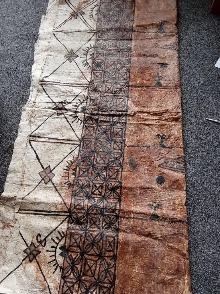 LARGE TRADITIONAL TONGAN CEREMONIAL OR DECORATIVE NGATU (TAPA CLOTH) MADE FROM BEATEN BARK CLOTH Image 1++