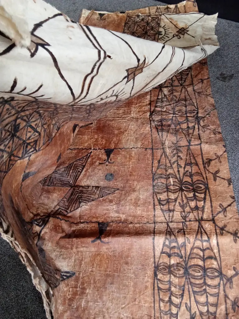LARGE TRADITIONAL TONGAN CEREMONIAL OR DECORATIVE NGATU (TAPA CLOTH) MADE FROM BEATEN BARK CLOTH Image 1++