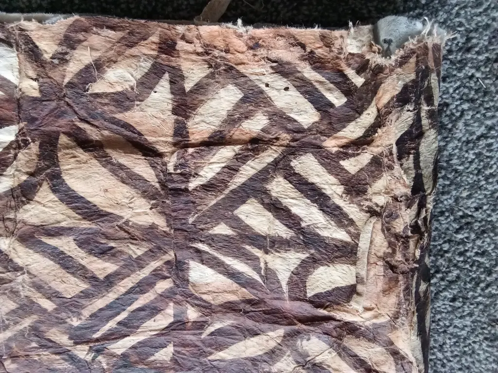 LARGE TRADITIONAL TONGAN CEREMONIAL OR DECORATIVE NGATU (TAPA CLOTH) MADE FROM BEATEN BARK CLOTH Image 1++