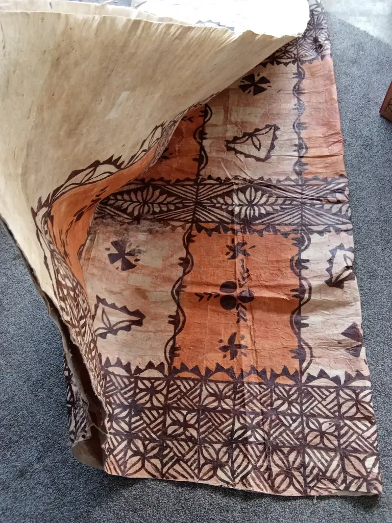 LARGE TRADITIONAL TONGAN CEREMONIAL OR DECORATIVE NGATU (TAPA CLOTH) MADE FROM BEATEN BARK CLOTH Image 1++
