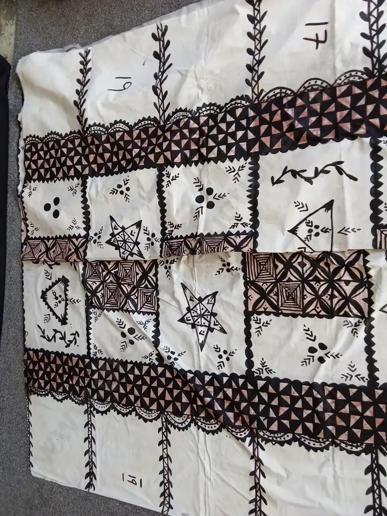 LARGE DECORATIVE TONGAN TAPA CLOTH APPROX 2.5M WIDE X 5M LONG MAN MADE CLOTH Image 1++