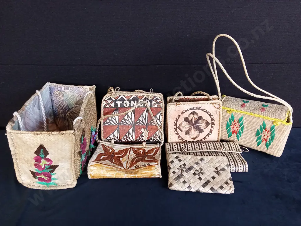 COLLECTION OF 7 HAND WOVEN AND BEATEN BARK TONGAN BAGS, LARGEST BAG IS L 36CM X W 20CM X H 23CM Image 1++