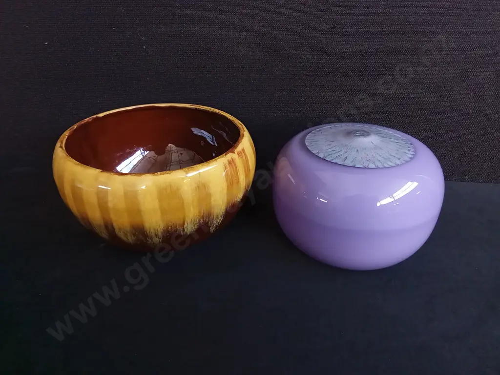 BLUE MOUNTAIN POTTERY PLANTER AND PURPLE GLASS VASE, WIDEST W 22 CM Image 1++