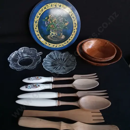 MIX OF KITCHEN AND SERVING ITEMS