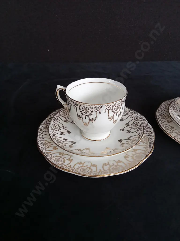 3 PIECE SALSBURY BONE CHINA TEA SET Image 1++