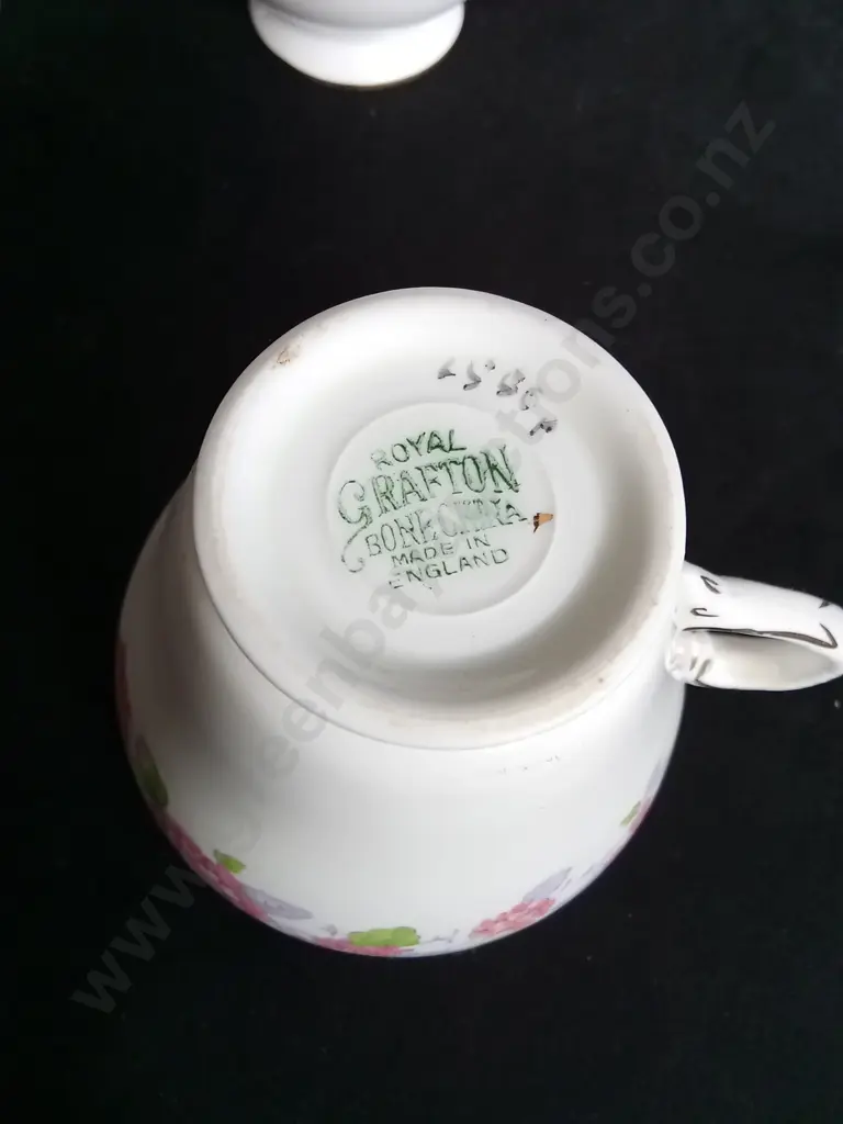 COLLECTION OF TEA CUPS PLATES AND SAUCERS INCLUDING ROYAL ALBERT, ROYAL VALE, ROSLYN CHINA, ROYAL GRAFTON AND QUEEN ANNE Image 1++