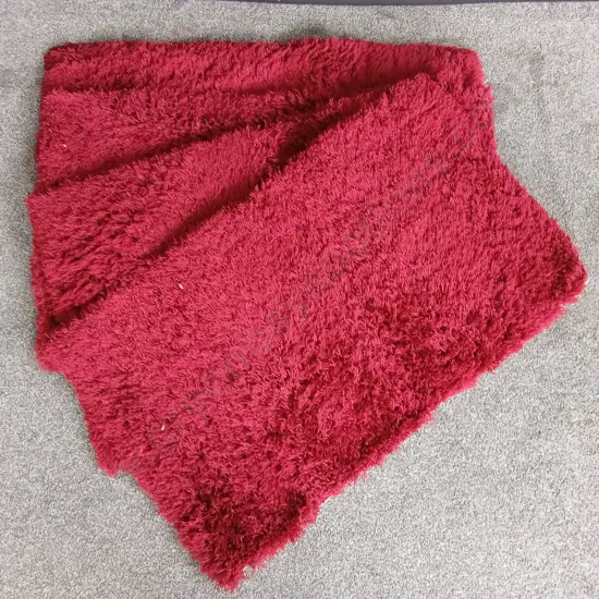4X RED SHAGGY RECTANGULAR RUGS, 120CM X 75CM