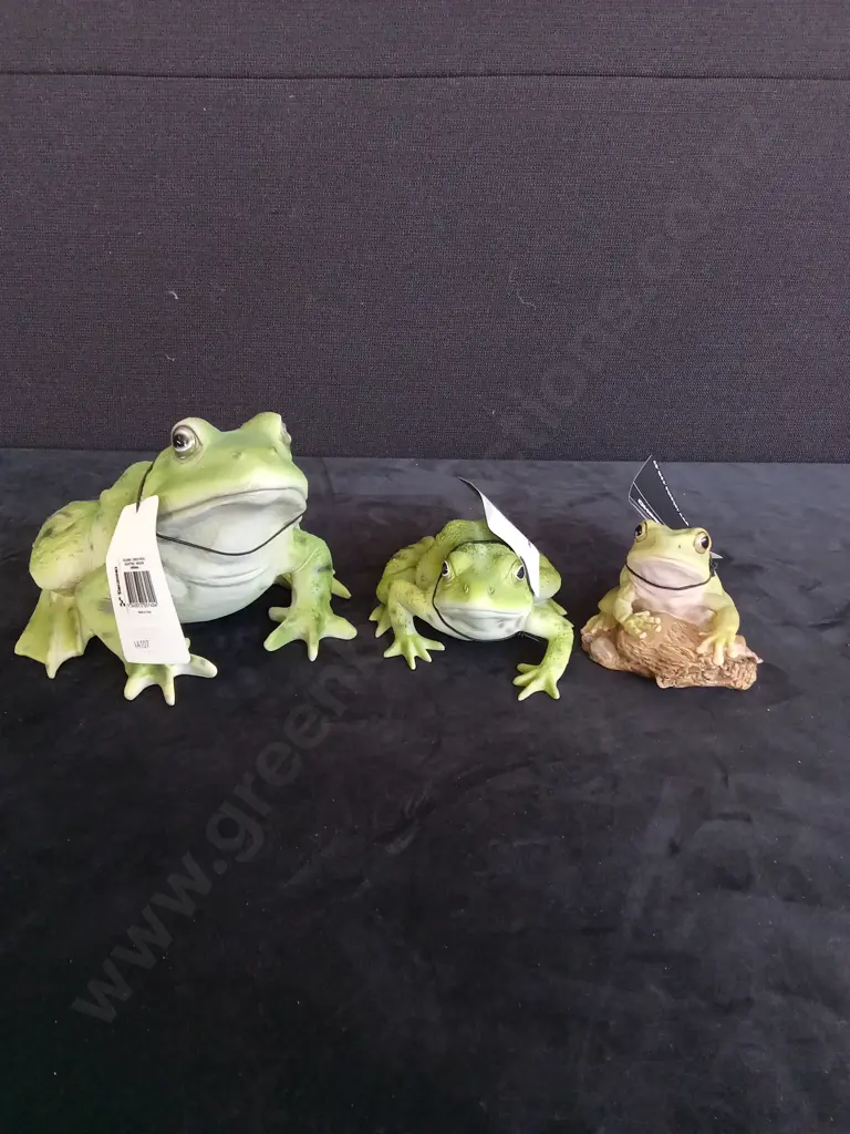 3 FROG FIGURINES TALLEST 12CM Image 1++