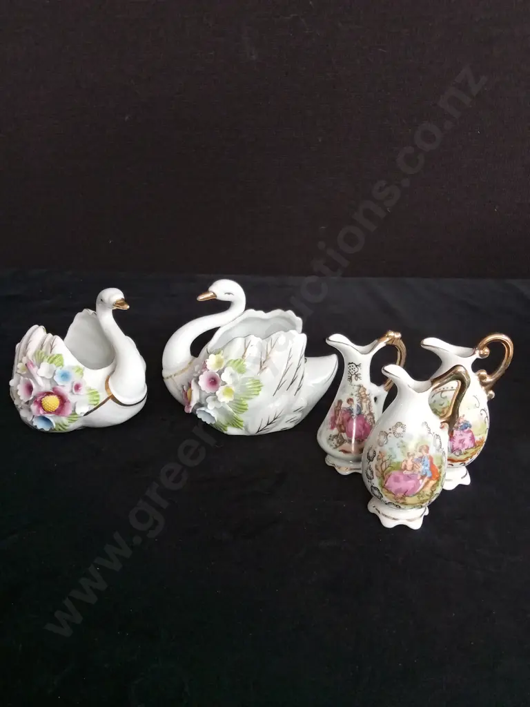 3 MINIATURE PITCHERS H7.5CM AND 2 CERAMIC SWANS Image 1++