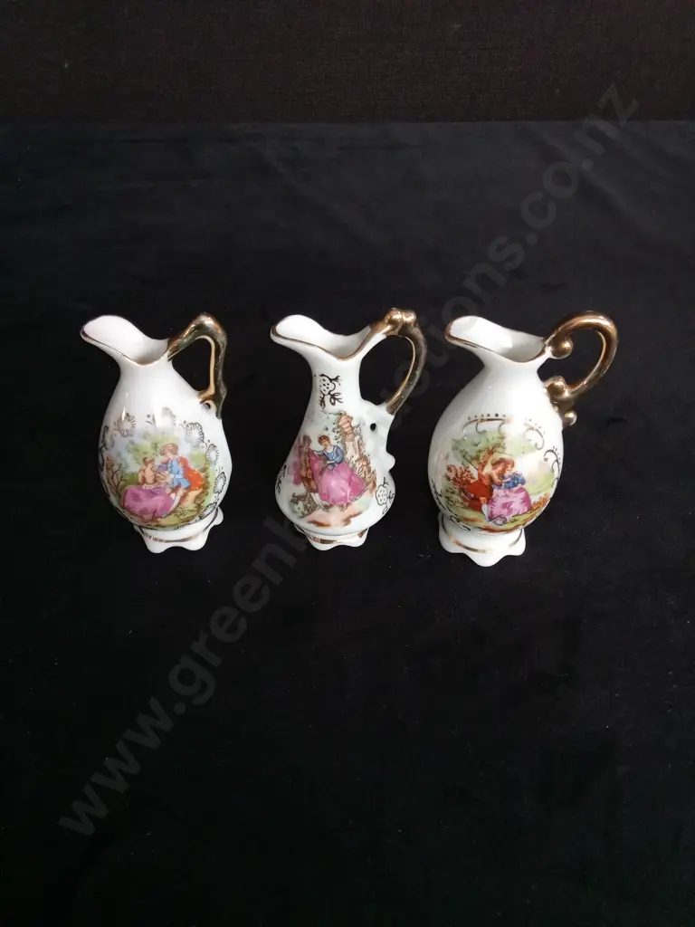 3 MINIATURE PITCHERS H7.5CM AND 2 CERAMIC SWANS Image 1++