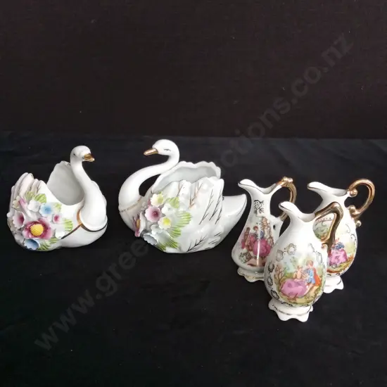 3 MINIATURE PITCHERS H7.5CM AND 2 CERAMIC SWANS