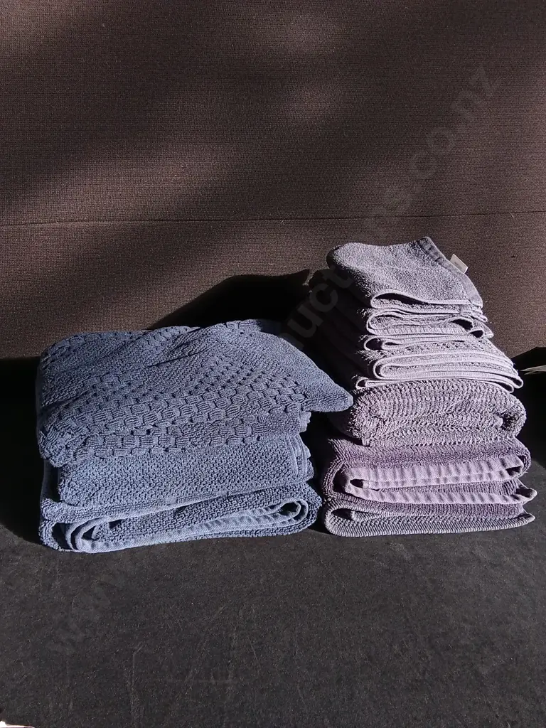 SET OF NAVY TOWELS NEVER USED - ROYAL DOULTON AND URBAN LOFT Image 1++