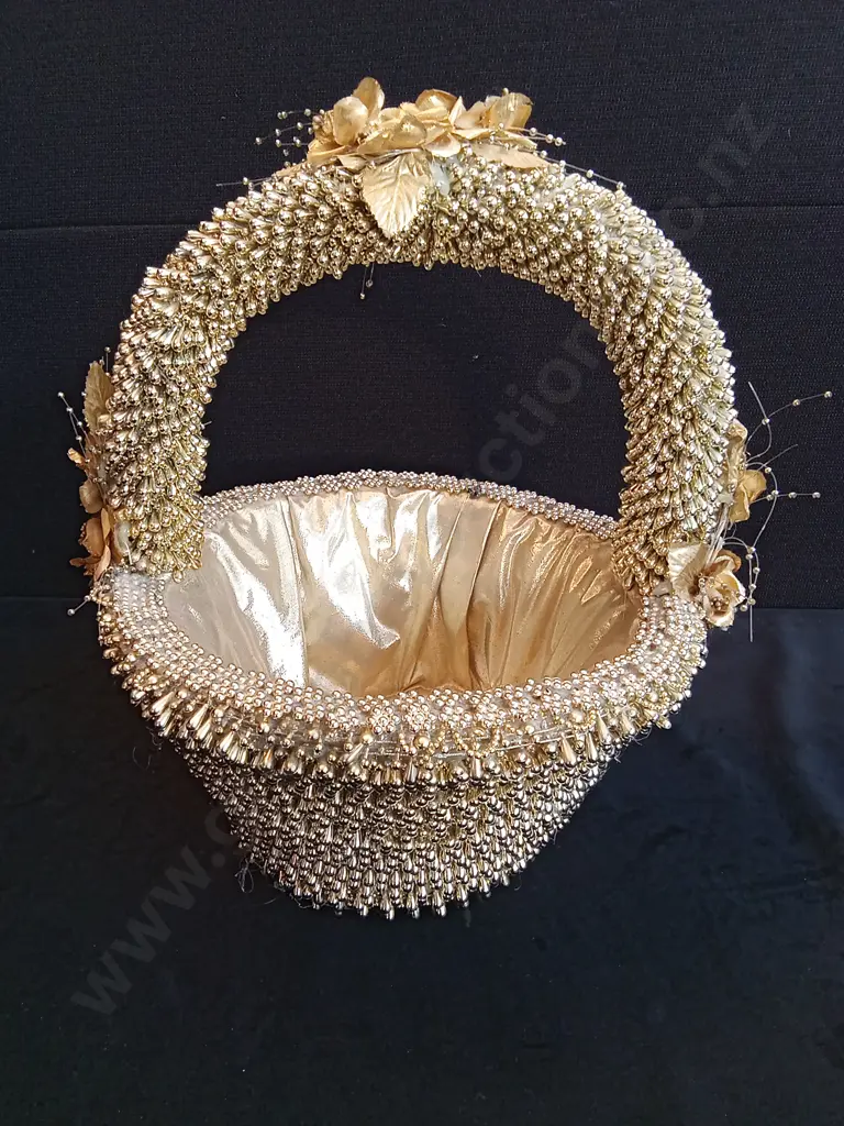 TRADITIONAL TONGAN KATO TEU GOLD COLOURED BASKET FOR USE AT SPECIAL FUNCTIONS Image 1++