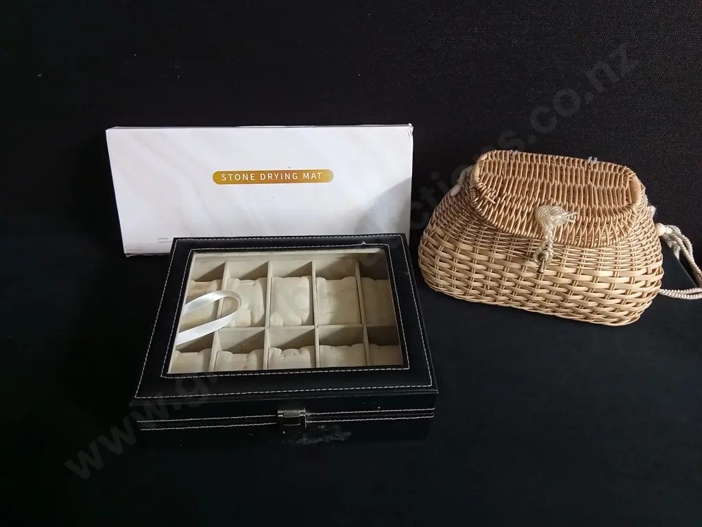 WATCH AND JEWELLERY BOX, WOVEN RATTAN BAG, AND STONE DRYING MAT, LARGEST W 35 CM Image 1++