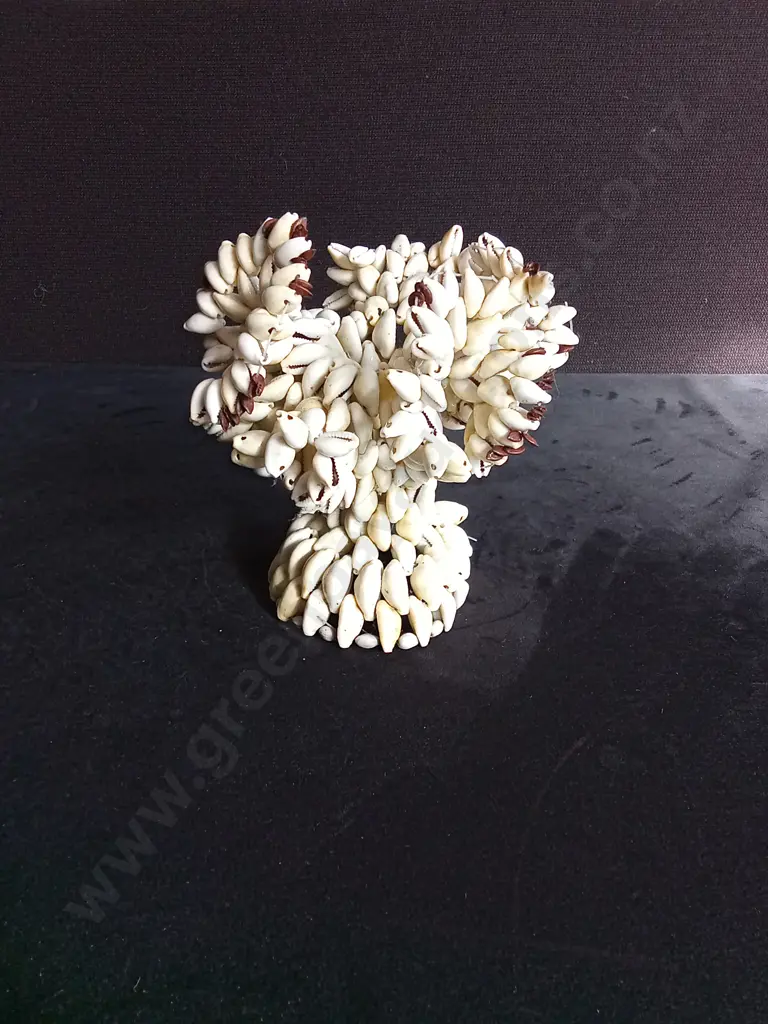 TRADITIONAL TONGAN TABLE DECORATION MADE OF HAND SEWN SHELLS Image 1++