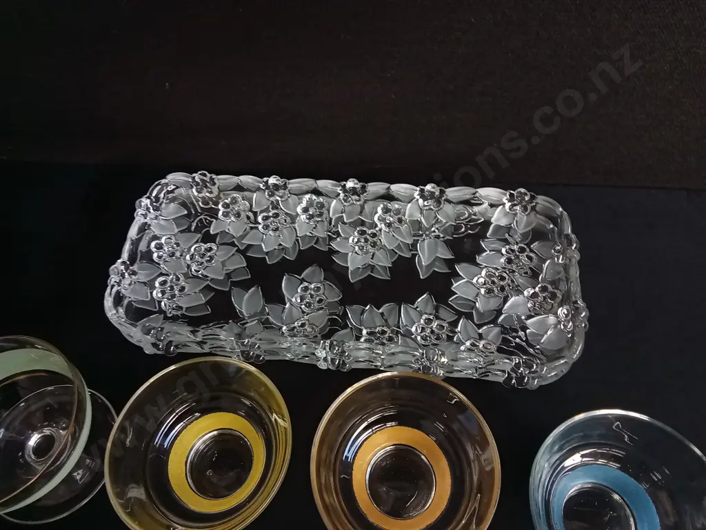 SET OF 4 VINTAGE DESSERT BOWLS AND PAIR OF GLASS SERVING TRAYS, W 33 CM Image 1++
