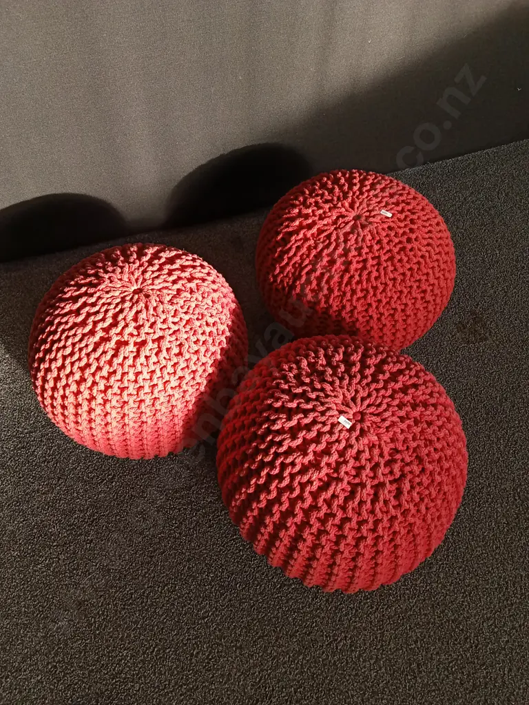 3 RED CHUNKY KNIT POUF OTTOMANS, H APPROX 34 CM Image 1++