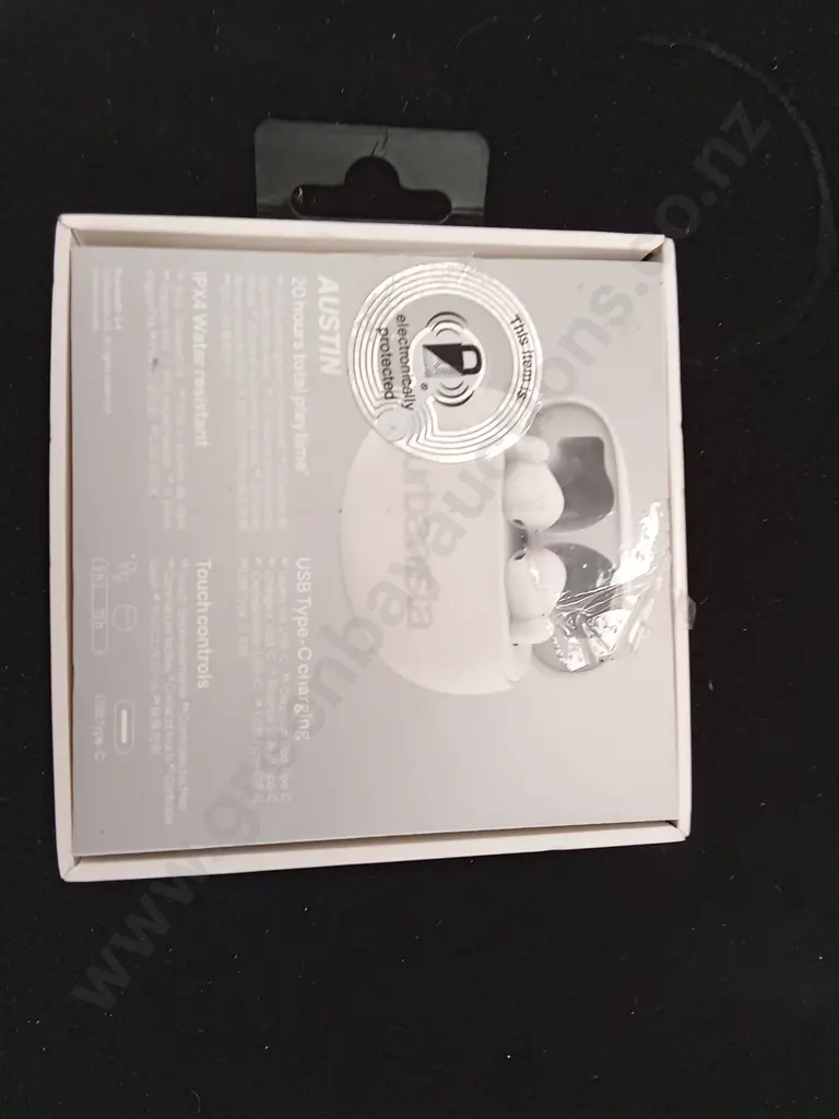 COLLECTION OF 7 URBANISTA AUSTIN EARPHONES Image 1++