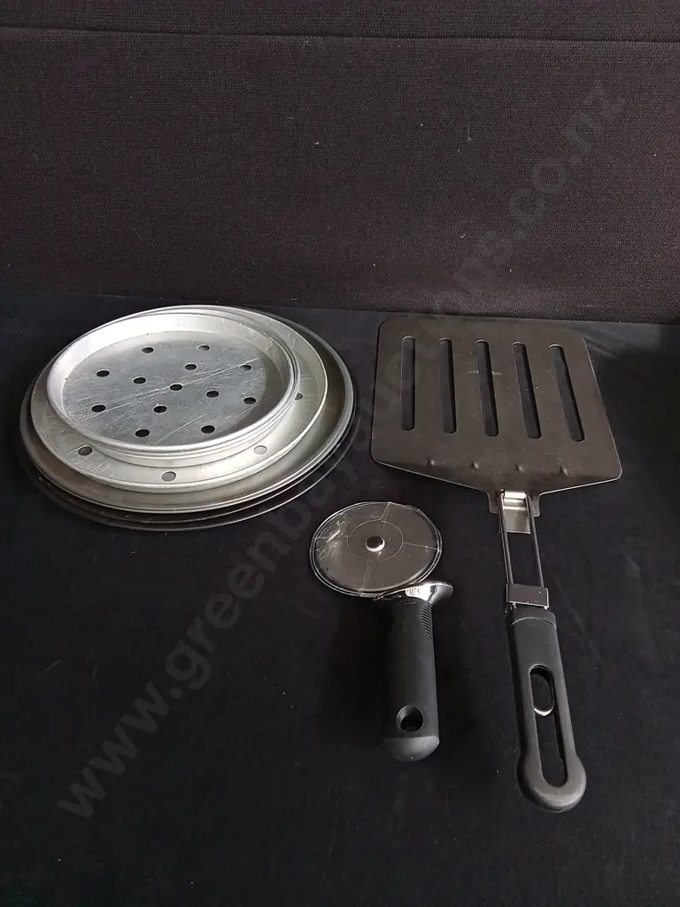 STAINLESS STEEL KITCHEN ITEMS, INCLUDING BAKING TRAYS, PIZZA CUTTER, AND LARGE PIZZA SPATULA Image 1++