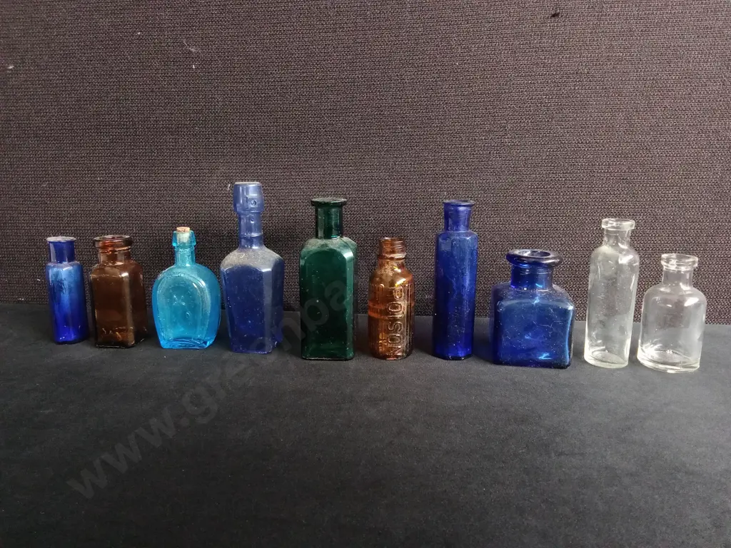 COLLECTION OF 10 VINTAGE AND ANTIQUE SMALL GLASS BOTTLES, TALLEST H 10.5 CM Image 1++