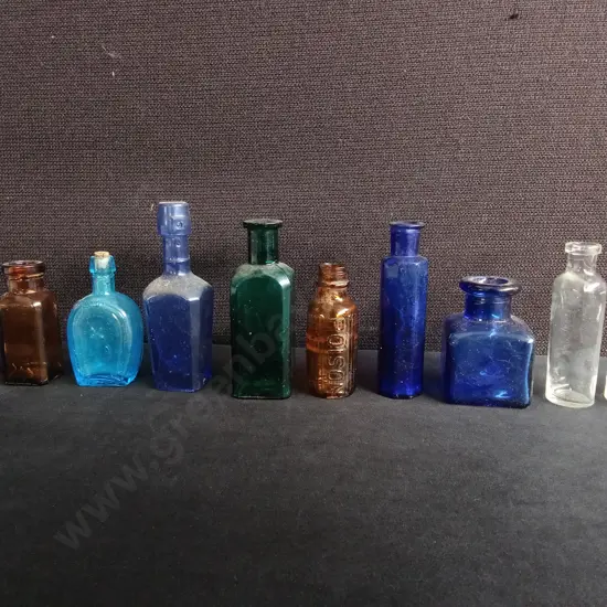 COLLECTION OF 10 VINTAGE AND ANTIQUE SMALL GLASS BOTTLES, TALLEST H 10.5 CM