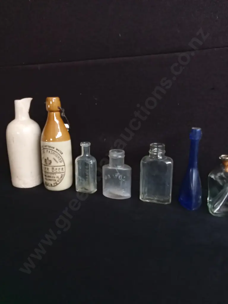 COLLECTION OF 10 VINTAGE AND ANTIQUE GLASS AND CERAMUC BOTTLES, TALLEST H 20.5 CM Image 1++