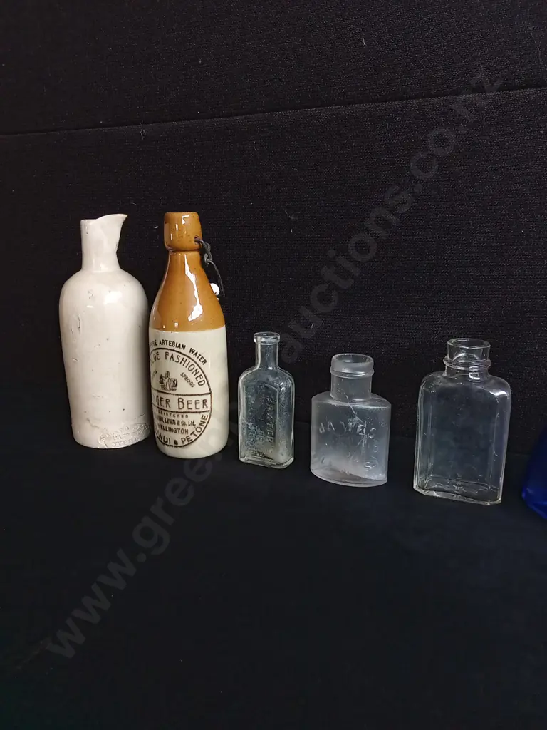 COLLECTION OF 10 VINTAGE AND ANTIQUE GLASS AND CERAMUC BOTTLES, TALLEST H 20.5 CM Image 1++