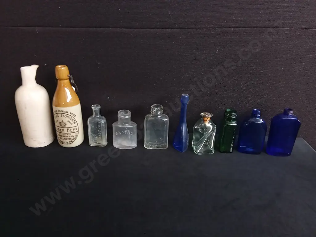 COLLECTION OF 10 VINTAGE AND ANTIQUE GLASS AND CERAMUC BOTTLES, TALLEST H 20.5 CM Image 1++