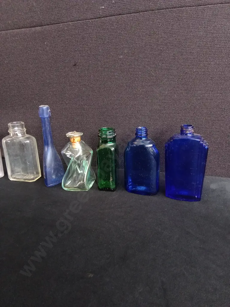 COLLECTION OF 10 VINTAGE AND ANTIQUE GLASS AND CERAMUC BOTTLES, TALLEST H 20.5 CM Image 1++