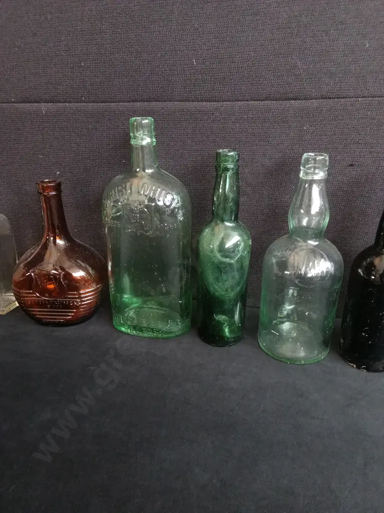COLLECTION OF 10 VINTAGE AND ANTIQUE GLASS BOTTLES, TALLEST H 29.5 CM Image 1++