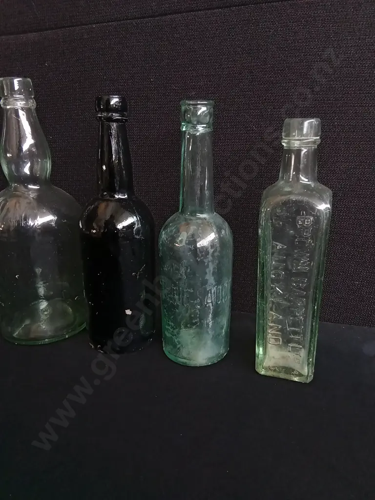 COLLECTION OF 10 VINTAGE AND ANTIQUE GLASS BOTTLES, TALLEST H 29.5 CM Image 1++
