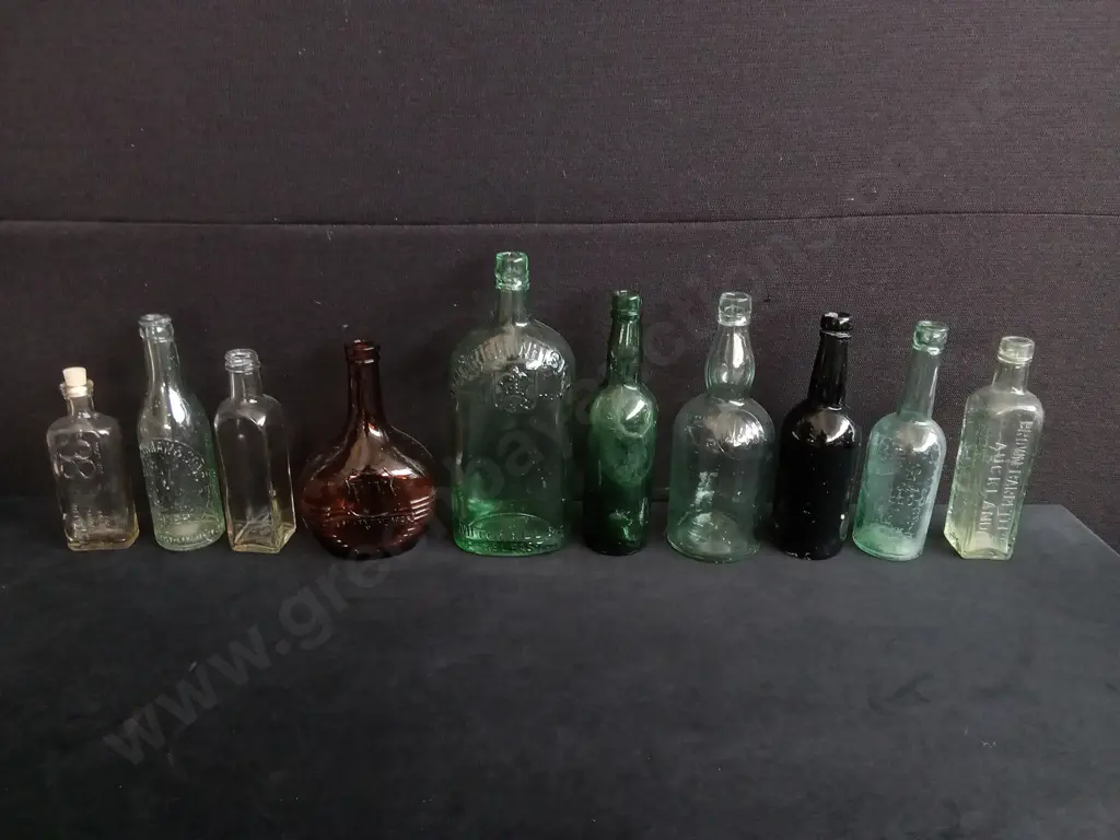 COLLECTION OF 10 VINTAGE AND ANTIQUE GLASS BOTTLES, TALLEST H 29.5 CM Image 1++
