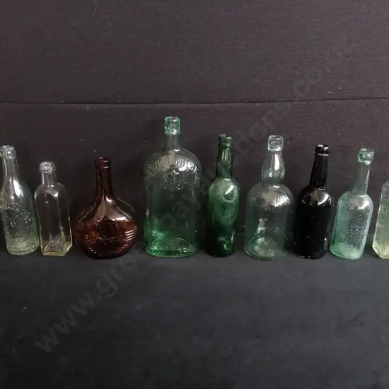 COLLECTION OF 10 VINTAGE AND ANTIQUE GLASS BOTTLES, TALLEST H 29.5 CM