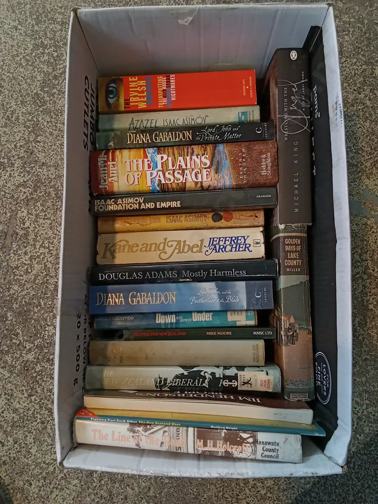 BOX OF ASSORTED BOOKS Image 1++