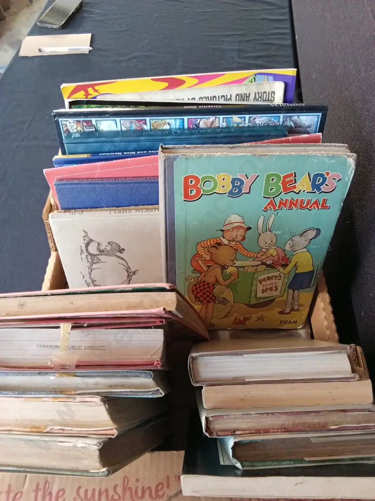 BOX OF VINTAGE BOOKS Image 1++