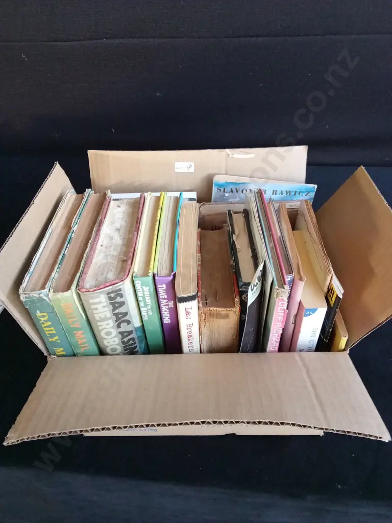 SMALL BOX OF ASSORTED BOOKS Image 1++